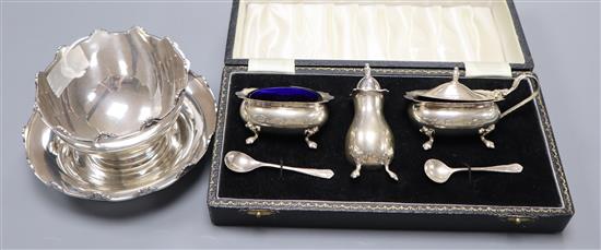 A George V silver small bowl with stand, Docker & Burn?, Birmingham, 1930 and a later cased three piece condiment set.